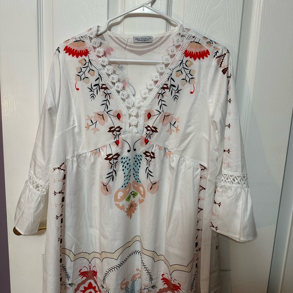 Abela Story + Co Large NWOT White Mini Dress With Lace Details & Colorful Floral - Picture 2 of 6